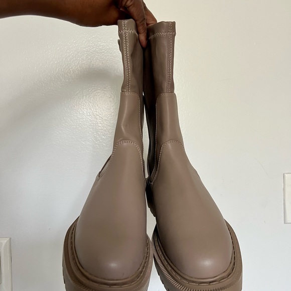 Pair of Chelsea boots NEVER worn… - Picture 5 of 8